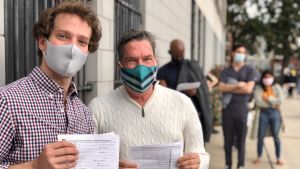 Bidenväljare. Michael Oscapinski (t.h) har alltid röstat demokratiskt. Bredvid honom står Greg Howard. Två väljare utanför vallokal i Philadelphia.