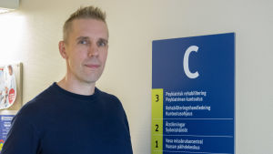 Mika Nevasaari på missbrukarcentret i Vasa hoppas att föräldrar i dag skulle intressera sig mera för vad barnen gör och vem de umgås med. Mika Nevasaari, Vaasan päihdekeskus