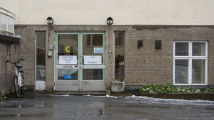 På missbrukarcentret i Vasa syns enligt Mika Nevasaari att 12-13 åringar börjar med cannabis och några år senare är de fast i tunga droger. Vaasan päihdekeskus