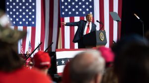 Enligt AP:s opinionsmätning går Trump in i valet med 39 procents godkännande av folket om att han skött sitt jobb bra som president. Donald Trump