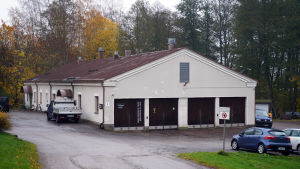 Ekåsens sjukhus var ett samhälle i samhället. Det fanns till exempel ett svinhus i den här byggnaden till och med 1961. Den renoverades på 1980-talet då där bland annat fanns ett kapell. Nu finns där en park- och fastighetsdepå. I-huset på Ekåsenområdet.