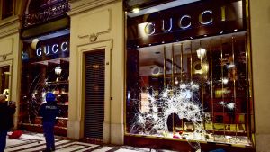 I samband med kravallerna i Turin i måndags stal två personer lyxprylar från Gucci i centrala Turin. Totalt 11 personer greps under tisdagen för skadegörelse. Flera lyxvaruhus plundrades i Turin av några av dem som protesterade mot den italienska regeringens coronarestriktioner.