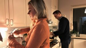 - Då äter vi också mycket rester och enbart vegetariskt. Då blir det just inga plastförpackningar och en påse bioavfall per vecka, säger Anna. Kvinna och man står i ett kök och gör mat.