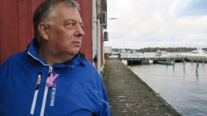 Mats Lagerstam gick i pension i maj 2019. Han säger själv att han inte orkar springa efter bovar i det skick han är efter olyckan och alla operationer. En man med grått hår och blå jacka (Mats Lagerstam) står på en brygga vid båthamnen i Ekenäs. Stallörsparken. Bakom ser man lite av ett rött trähus.