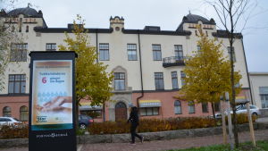 Borgå stads ljustavla på Ågatan informerar för tillfället om coronaepidemin. Ljusreklamtavla i Borgå