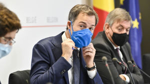 Kampen mot pandemins andra våg blir ett eldprov för nytillträdda premiärministern Alexander De Croo (i mitten) Alexander De Croo