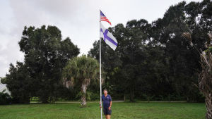 En flaggstång, två flaggor. Jorma Olsson flyttade från Helsingfors till södra Florida för drygt 40 år sedan. Jorma Olsson på sin gård hemma i West Palm Beach.