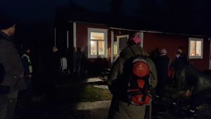 Deltagarna får mycket information om flyttfåglar under turen på Hangö fågelstation. människor i mörker