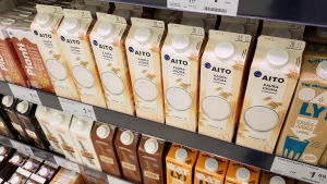 Nya havreprodukter kommer hela tiden ut på marknaden. Aito-kaurajuomia kaupan hyllyssä