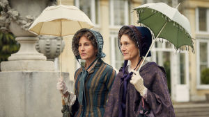 Två strama damer. Fru Trenchard (Tamsin Greig t.v) representerar nya pengar medan lady Brockenhurst (Harriet Walker) står för de gamla anorna. Fru Trenchard och lady Brockenhurst på stadspromenad under varsitt parasoll.