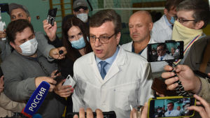 Läkaren Anatoly Kalinitjenko i Omsk hävdade att de inte fann spår av nervgiftet novitjok Chefsläkaren Alexander Murachovskij omgiven av journalister den 21.8 då Navalnyj ännu vårdades i Omsk.
