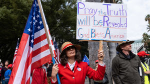 Trump-anhängre samlades i Sacramento, Kalifornien på lördagen. "Be om att sanningen ska avslöjas" står det på det här plakatet. Trump-anhängre samlades i Sacramento, Kalifornien på lördagen. "Be om att sanningen ska avslöjas" står det på det här plakatet.