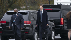 Jared Kushner utanför Vita huset på väg till en kampanjtillställning den 26 oktober. Jared Kushner utanför Vita huset på väg till en kampanjtillställning den 26 oktober.