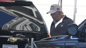 Trump då han lämnade Vita huset på söndagen för sin golfrunda. Trump då han lämnade Vita huset på söndagen för sin golfrunda.