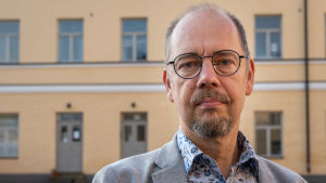 Kristian Wahlbeck är bekymrad över försäljningstillväxten av psykofarmaka. Porträttbild av Kristian Wahlbeck. Han är klädd i grå kostym.