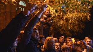 Demonstranter samlades utanför regeringsbyggnaden i Armeniens huvudstad Jerevan då nyheten om fredsavtalet spreds. Rasande demonstranter samlades utanför regeringsbyggnaden i Armeniens huvudstad Jerevan då nyheten om fredsavtalet spreds.