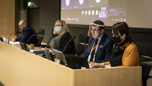 Ben Weizmann i mitten. Kokkolan kaupunginvaltuuston kokous. Keskellä puheenjohtaja Tiina Isotalus.