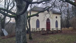 Spannmålsmagasinet från 1800-talet representerar nygotisk stil. Ett ljusgult litet spannmålsmagasin från 1800-talet.