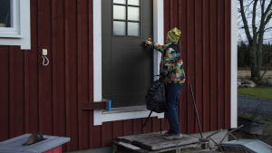 Taxin släpper av Roni rakt utanför hemmet. Henna Kapanen hoppas att hon nu kan lita på att skolskjutsen är tryggad åtminstone läsåret till slut. Skolpojke kommer hem med tung ryggsäck.