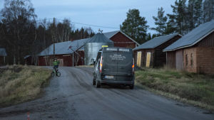 Handikappservicen är en del av socialsektorn i Vörå och därifrån har man lovat Henna Kapanen att skolskjutsen fungerar som normalt redan på måndag. Skoltransporttaxi kommer körande längs landsbygdsväg. En pojke står med sin cykel vid vägrenen och vinkar till taxin.