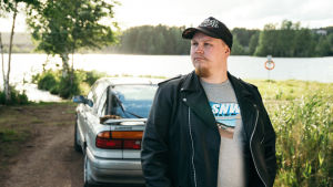 Sarja autoiluun hurahtaneen duunarimiehen elämästä nyky-Suomessa.