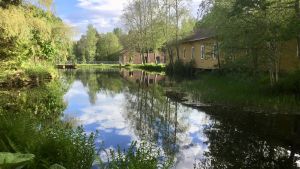 Den gamla bruksorten Antskog i Raseborg fick ett hedersomnämnande. Den lilla byn har endast hundra invånare men jobbar aktivt för att utveckla byn och värna om naturen. Gamla slitna industribyggnader vid vatten i ett brukssamhälle. Sommar, solsken, grönt gräs och gröna träd. Byggnaderna och den lummiga naturen reflekteras i vattnet.