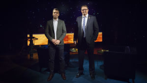 Mika Salminen har en lång erfarenhet av olika virus och vet att de är nästintill omöjliga att utrota. "Coronan kommer vi sannolikt ha med oss för all framtid”, säger han. Daniel Olin med Mika Salminen i studio.
