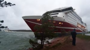 Viking Grace på grund utanför Mariehamn.