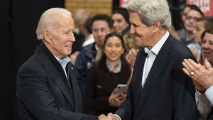 Allierade i kampen mot klimatförändringen. John Kerry blir Bidenadministrationens "klimat-tsar." John Kerry ja Joe Biden kättelevät helmikuussa 2020 Iowassa pidetyssä Bidenin kampanjatilaisuudessa.