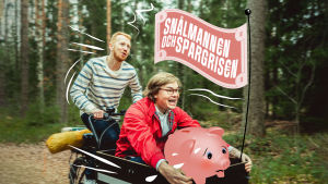 Joni och Elias är rösterna bakom Svenska Yles nya podd om privatekonomi. De poddar med målet att bli ekonomiskt oberoende och avslöjar hur det är möjligt utan ha fötts rik. Joni och Elias cyklar med en spargris i bagaget och en flagget på höjd med texten "Snålmannen och Spargrisen".