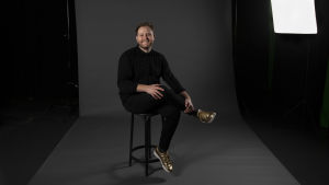 Lyssna på Jonas Forsbackas audioessä "Att leva och dö med musiken" i Dokumenterat på Arenan. Jonas sitter med benen i kors på en pall i en mörklagd studio.