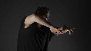 Markus Krunegård sjunger: "Du kommer födas och dö, och födas igen, så länge du hör musiken". Är det sant, rent vetenskapligt alltså? Jonas spelar luftpiano med armarna i en mörklagd studio.