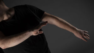 "Vad kan musik vara bra för?" Jonas armar som viftar i luften, med huvudet böjt ur bild.
