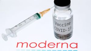 Bild av flaska med Modernas coronavaccin. 