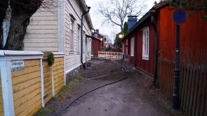 Linvävaregatan i Gamla stan i Ekenäs. Här borde man komma fram igen vecka 50. Rör saneras på Linvävaregatan i Ekenäs.