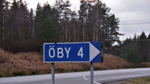 I ett skede gick barnen i skola både i Lappvik, Hangö och Raseborg. Trafikskylt