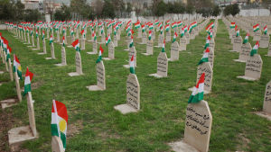 Gravmonument till minne av de tusentals kurder som dödades då Saddam Husseins irakiska regim bombade den kurddominerade staden Halabja med kemiska vapen den 16 mars 1988. Hundratals likadana gravstenar står i raka led på ett fält.