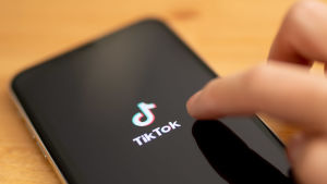 Många av ungdomarnas uttryck nuförtiden kommer från sociala medier. Sormi, joka osoittaa kännykän ruudulla näkyvää Tiktokin logoa.