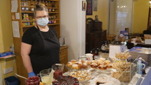 Kafé Majurska hoppas klara sig trots att de ryska stamgästerna uteblir Kafé Majurska hoppas klara sig trots att de ryska stamgästerna uteblir.