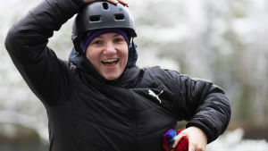 "Jag är ett naturbarn – en vild själ. En person man inte får sätta boja på." Elina Gustafsson apar sig på cykelturen.