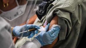 En man som ingick i en försöksgrupp, vaccinerades här mot covid-19 i en forskningscentral i Hollywood, Florida den 13 augusti. En man som ingick i en försöksgrupp vaccinerades här mot covid-19 i en forskningscentral i Hollywood, Florida den 13 augusti.