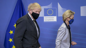 Storbritanniens premiärminister Boris Johnson väckte "stor oro" kring EU:s försök att begränsa exporten. Ursula von der Leyen och Boris Johnson passerar en EU-flagga i kommissionsbyggnaden i Bryssel.