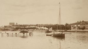 Borgå Ångbåtshamn var belägen vid Ågatan. Att Borgå byggdes vid ån och ligger nära till havet är och har varit väldigt betydelsefullt för staden. På 1840-talet var sjötrafiken livlig till och från Borgå. Borgå å på 1890-talet. Eklöfska huset.