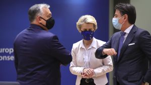 Premiärminister Viktor Orbán, kommissionens ordförande Ursula von der Leyen och Italiens premiärminister Giuseppe Conte. Ungerns premiärminister Orban och Italiens premiärminister Conte gör en i coronatider populär armbågshälsningar. I mitten står kommissionens ordförande Ursula von der Leyen.