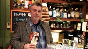 Peter Stenström med kumpaner vill uppmärksama lokala stjärnor med ett eget magasin. - En bok hade blivit för klumpig, säger han. Man på pub