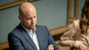 Jussi Saramo håller en presskonferens på torsdag kl. 14.15. En bild på Jussi Saramo i riksdagen.
