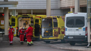 Ambulanssit Peijaksen sairaalassa.