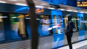 I kollektivtrafiken rekommenderas munskydd vid rusningstid. Bilden är tagen i Stockholm den 3 december. Person som väntar på metron i centrala Stockholm.