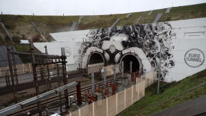 Kanaltunneln är en symbol för det fransk-brittiska samarbetet. En bild av den fransk-brittiska kanaltunnelns mynning i Calais.