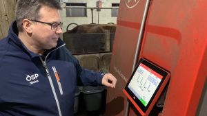Att mjölka manuellt blir en omöjlighet om man har mer än 50 kor. Niclas Sjöskog förevisar mjölkningsroboten, som ger detaljerad information om varje ko. En man med glasögon förevisar en skärm som styr en dator.